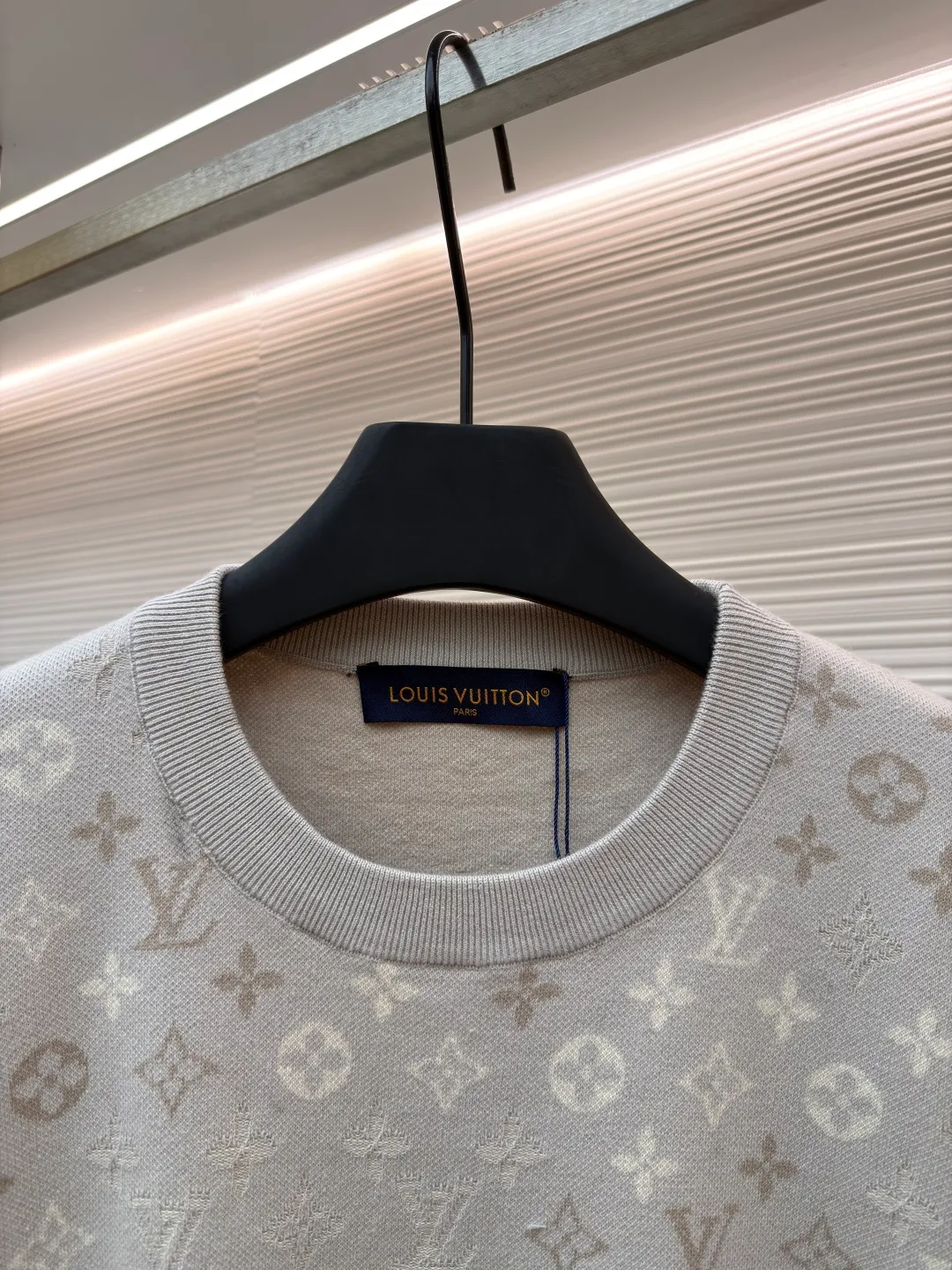 LOUIS VUITTON letter gradient jacquard short sleeves ●Original version: Purchased and developed by 9545 ●Item number: 1681787-A60 ●Fabric: cotton fabric ●Technology: knitted jacquard production ●Color: light apricot ●Version: fitted version ●Weight: about 405 grams ●Size: XS-S-M-L ●Description: Using high-count cotton blended knitting technology, the body uses intarsia jacquard technology to fully present the brand's signature. The texture of apricot, light rice, and light brown yarns is interwoven to achieve a three-dimensional layering and soft gradient texture of the pattern. The neckline is trimmed with ribbing of the same color, taking into account elasticity and shaping effects; the short-sleeved sleeves are seamlessly knitted in one piece to reduce seam friction. The fabric is pre-shrunk to ensure it is not easily deformed after wearing, while retaining the breathability and drape of knitted materials. The overall process combines the brand's classic logo with comfortable knitting, and the stitch pitch error of each jacquard texture is controlled within 0.1mm, which not only highlights the exquisite details, but also adapts to the relaxed needs of daily wear. The overall wiring is straight and delicate, the fabric is comfortable and soft, and the color is consistent without color difference. It can be matched with the same style to create a fashionable look and control various occasions. Customized accessories, complete with three standards, same style for men and women!
